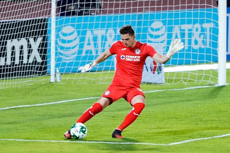 El portero de Cruz Azul en acción