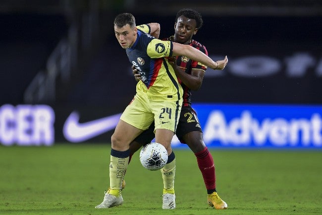 Viñas protege el balón en el juego contra Atlanta United