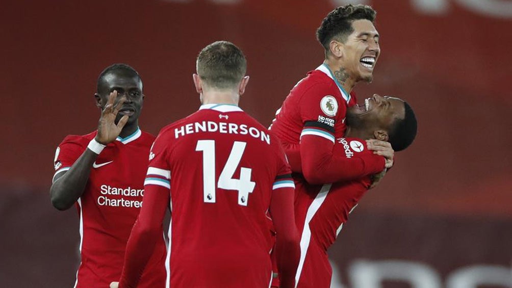 Firmino celebra con sus compañeros el gol del triunfo