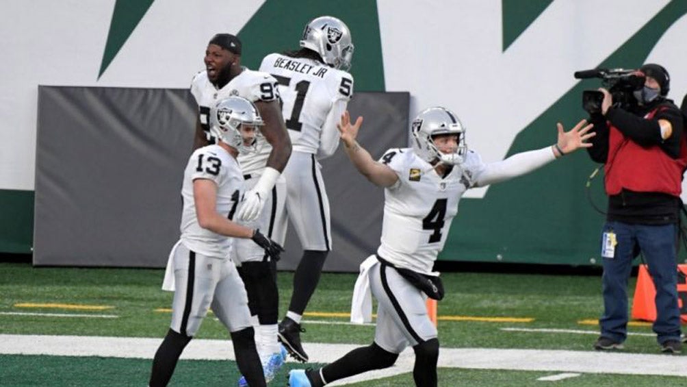 Derek Carr festejando el triunfo con sus compañeros