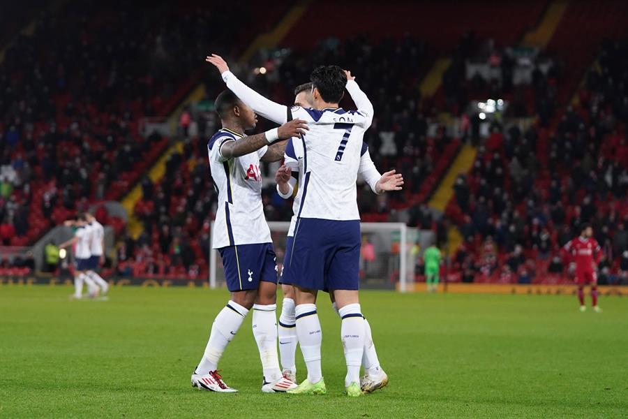 Heung-Ming Son es felicitado por su anotación 