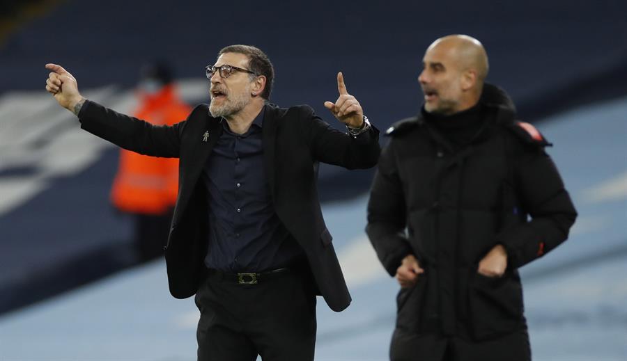 Slaven Bilic grita a sus jugadores