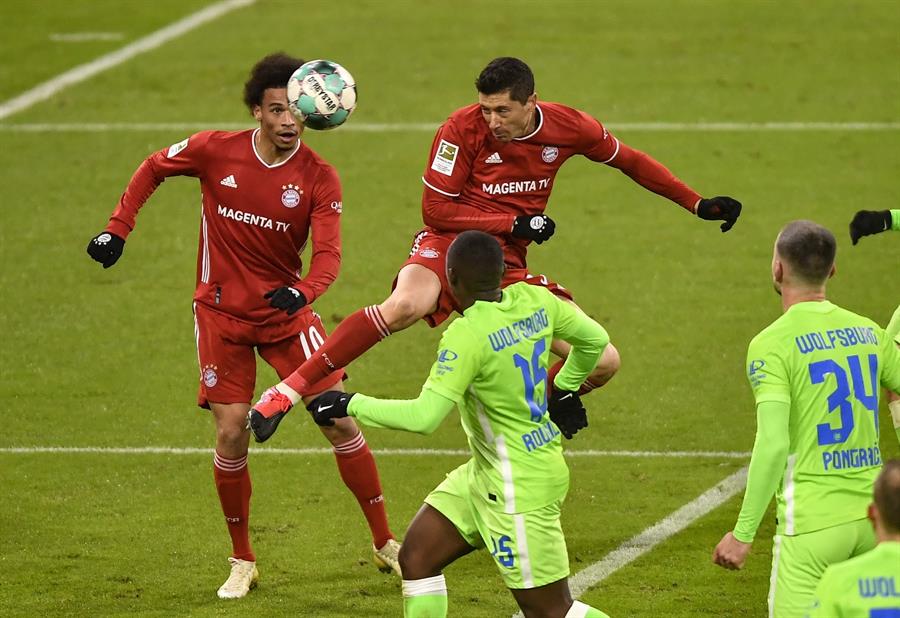 Lewandowski envía el balón al fondo de las redes