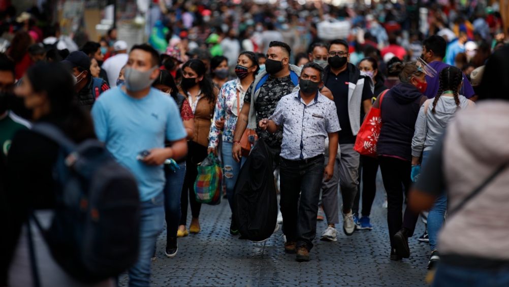 Habitantes de la CDMX caminando con cubrebocas