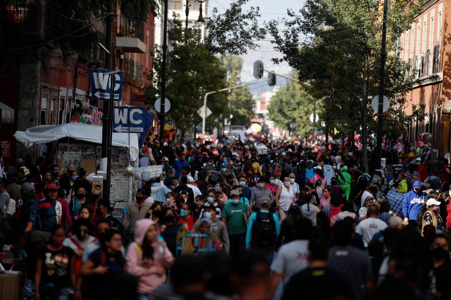 Calle de la CDMX con personas caminando con y sin cubrebocas