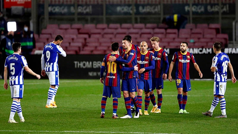 Jugadores del Barcelona festejan un gol vs la Real Sociedad 