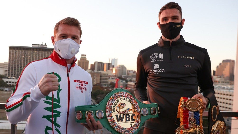 Canelo y Smith posan con sus cinturones