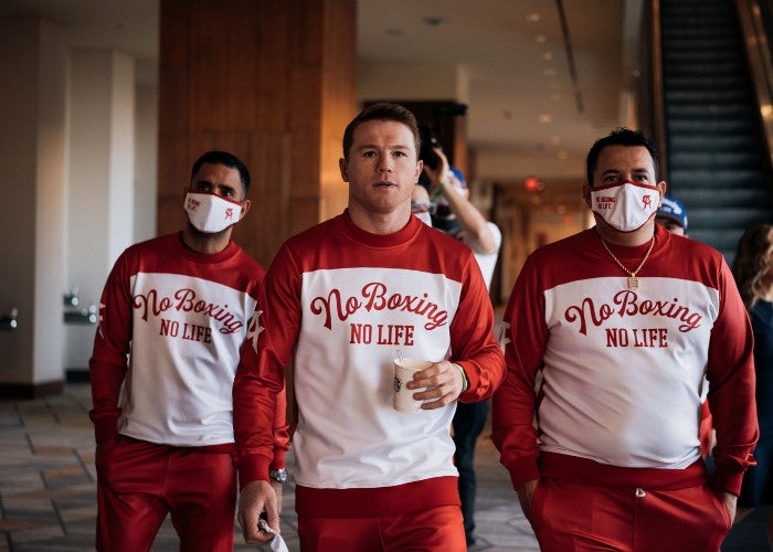 Canelo camina junto a su equipo