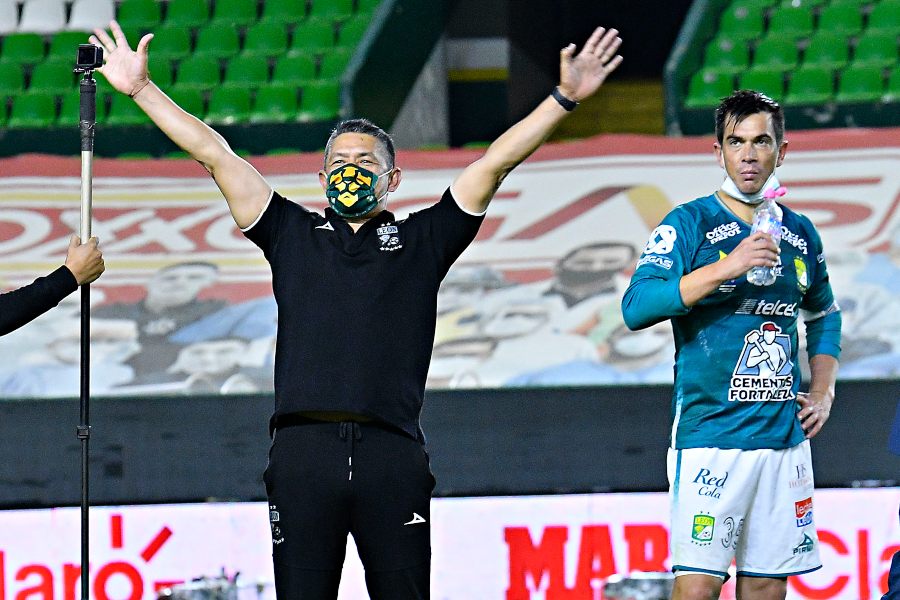 Nacho Ambriz festejando el título conseguido con León