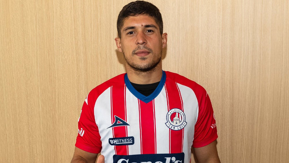 Javier Güemez posa con la camiseta del Atlético de San Luis 