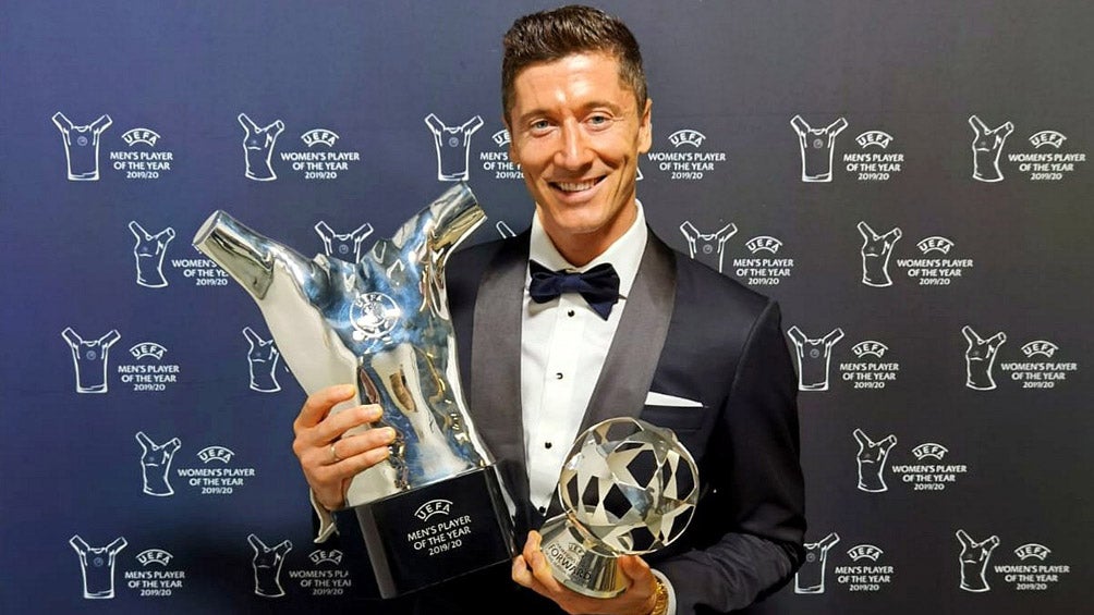 Robert Lewandowski con los trofeos de UEFA 