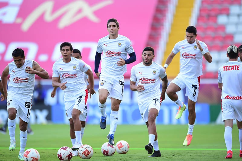 Jugadores de Chivas durante un calentamiento 