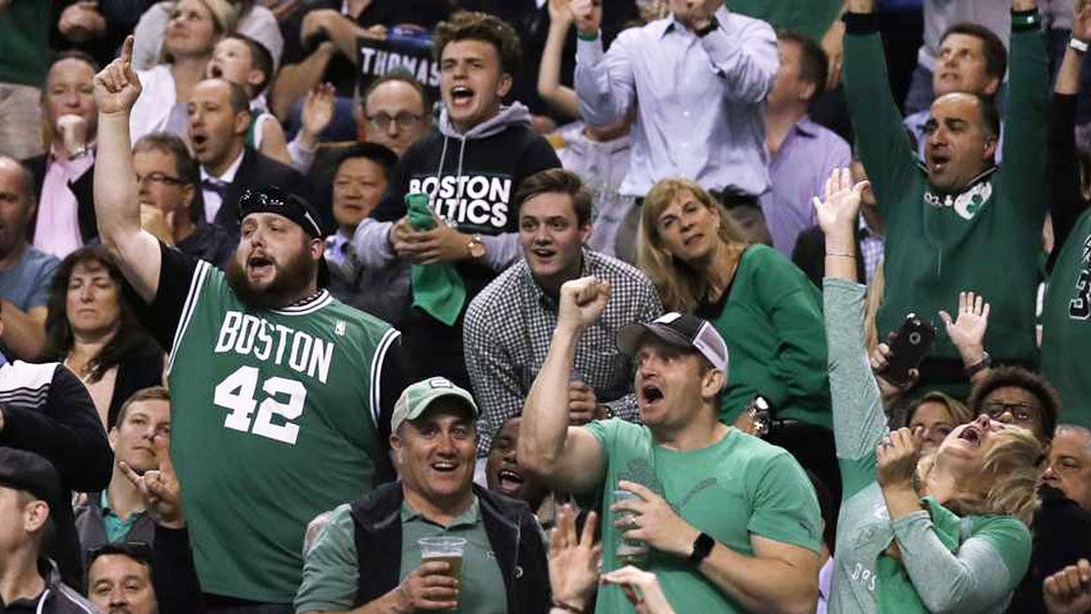 Afición de Boston festeja una jugada