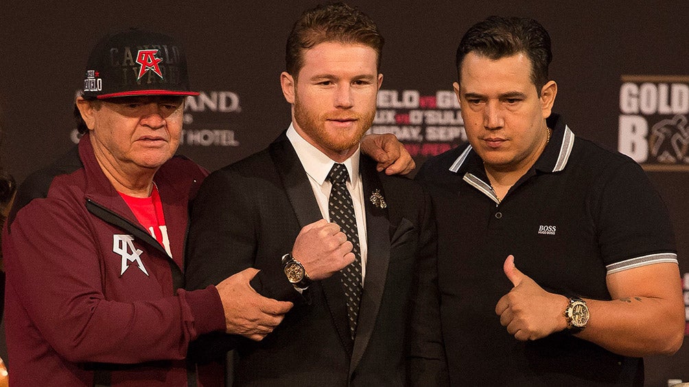 Canelo posa junto a Reynoso previo a un combate