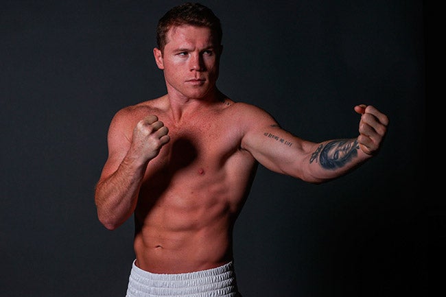 Canelo presume su fuerza en sesión de fotos