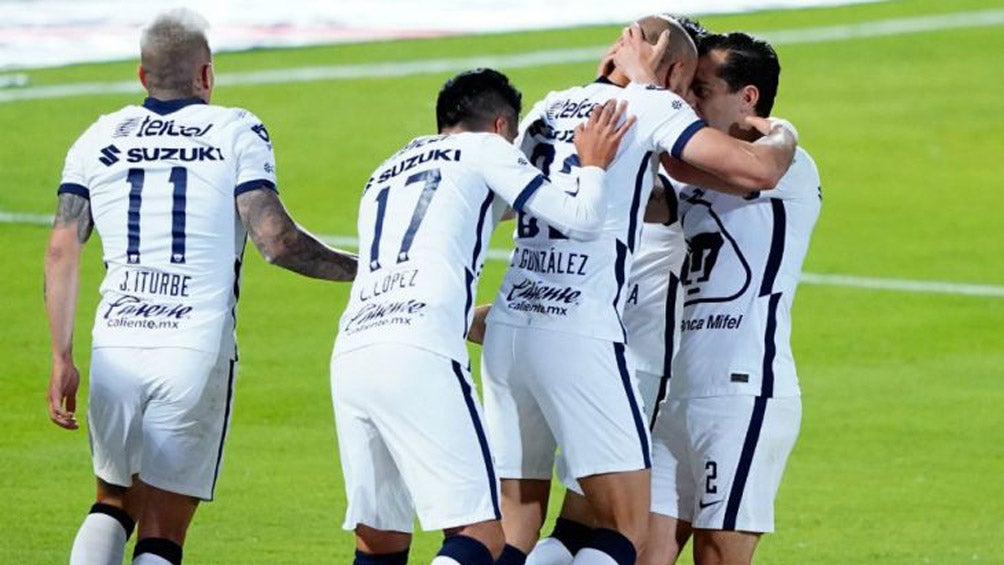 Jugadores de Pumas celebran gol ante Cruz Azul 