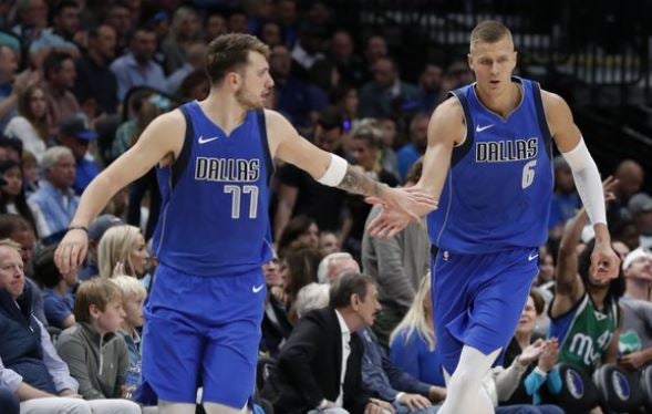 Luka Doncic y Kristaps Porzingis celebran jugada