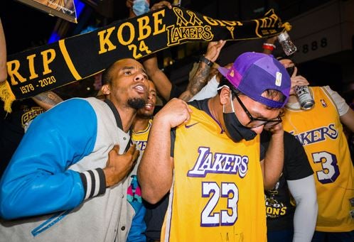 Afición de los Lakers festeja título