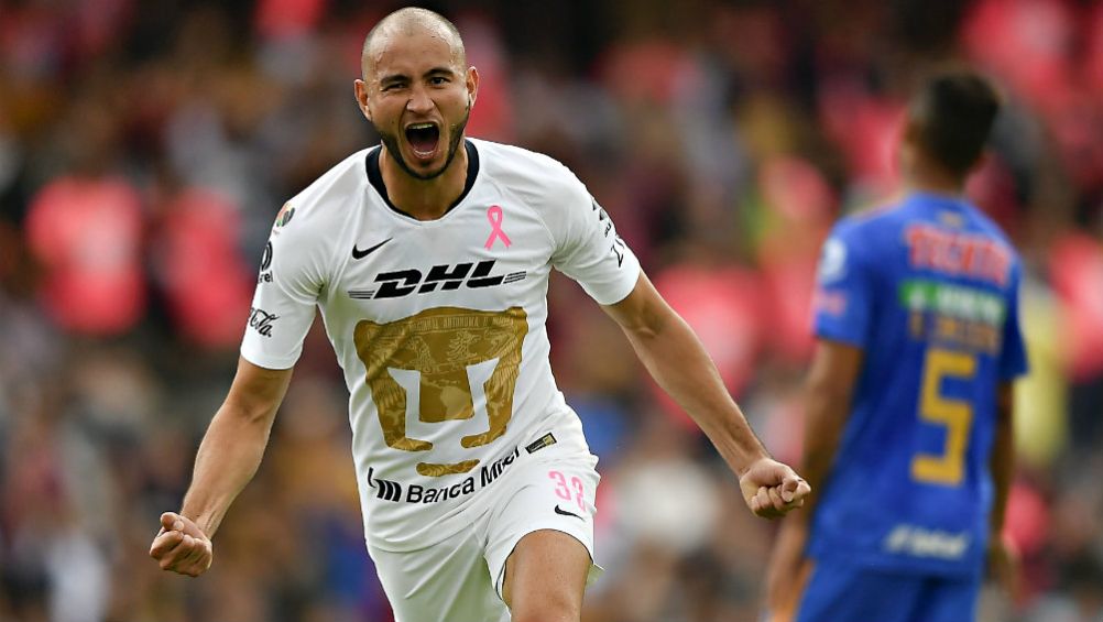 Carlos González festejando un gol con Pumas ante Tigres