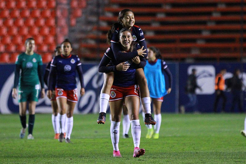 La delantera celebrando un gol