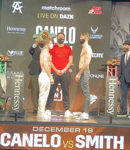 Canelo Álvarez y Callum Smith en ceremonia de pesaje