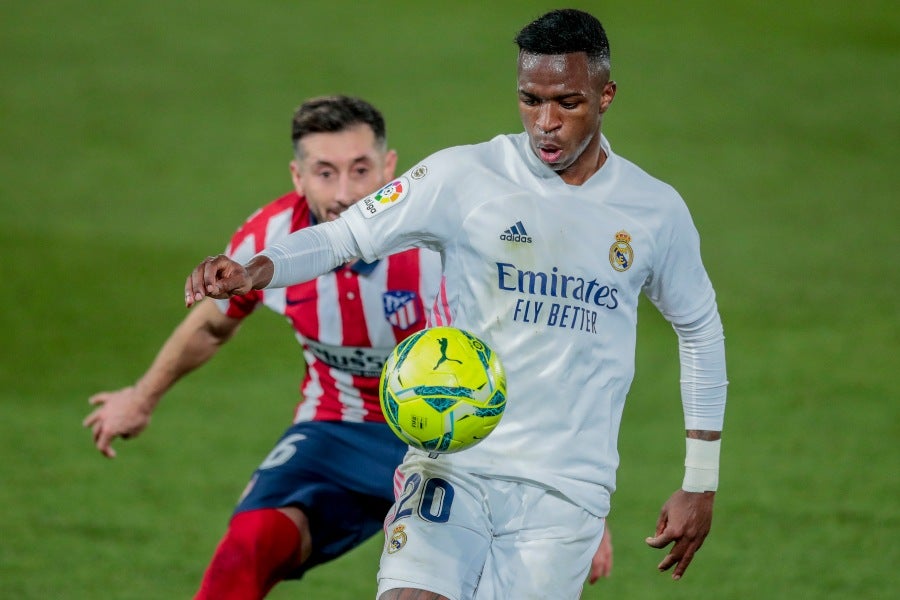 Héctor Herrera marcando a Vinicius Jr. en el derbi madrileño