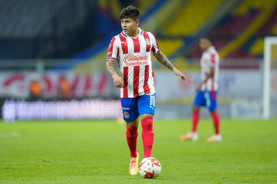 Eduardo López durante un partido con Chivas