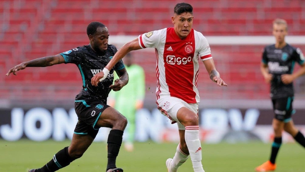 Edson Álvarez durante un partido con Ajax