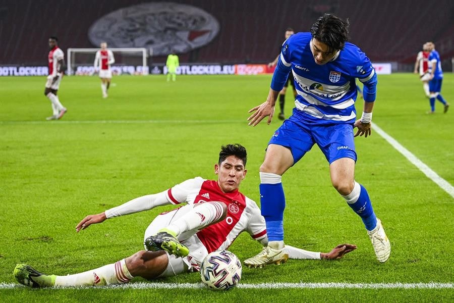 Edson Álvarez durante un partido con Ajax