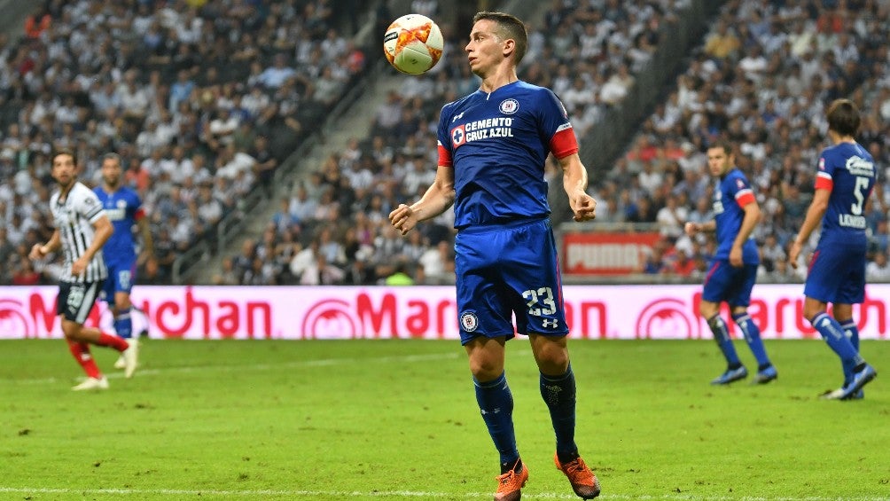 Iván Marcone durante un partido con Cruz Azul