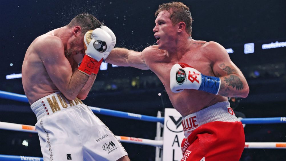 Canelo Álvarez golpeando al británico Callum Smith