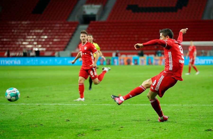 Robert Lewandowski rematando al arco