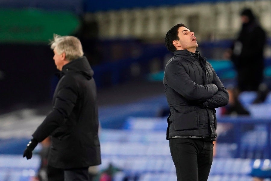 Carlo Ancelotti a la izquierda y Mikel Arteta a la derecha