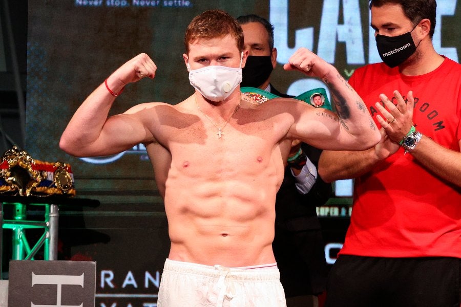 Saúl Álvarez durante el pesaje de la pelea ante Callum Smith