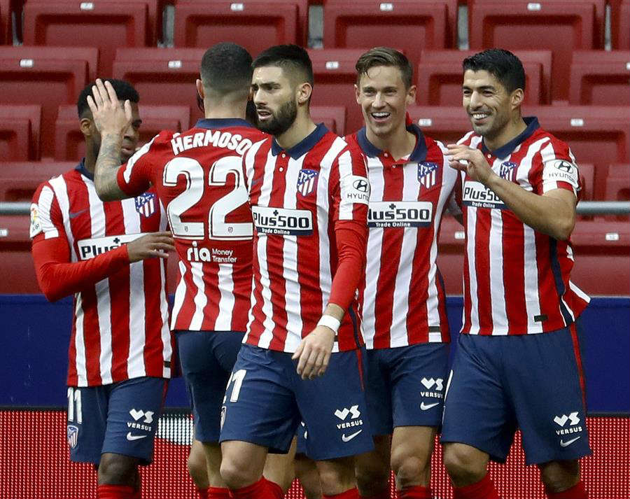 Jugadores colchoneros celebran anotación de Suárez