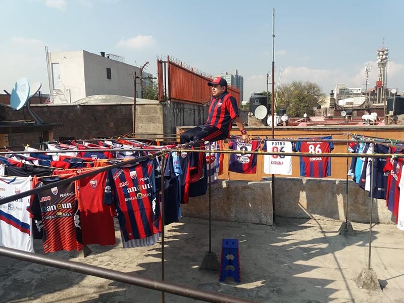 ‘Potro Corona’ posa junto a sus camisetas del Atlante 