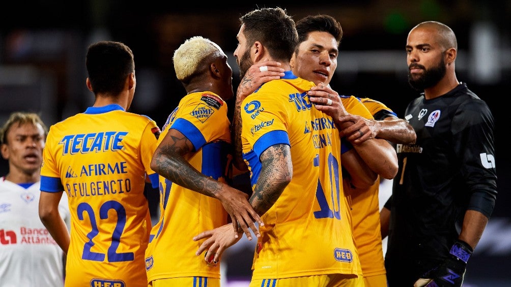 Jugadores de Tigres celebran gol vs Olimpia