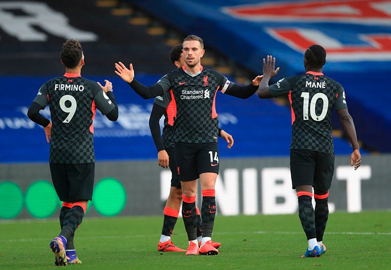 Henderson celebra un gol cn Firmino y Mané 