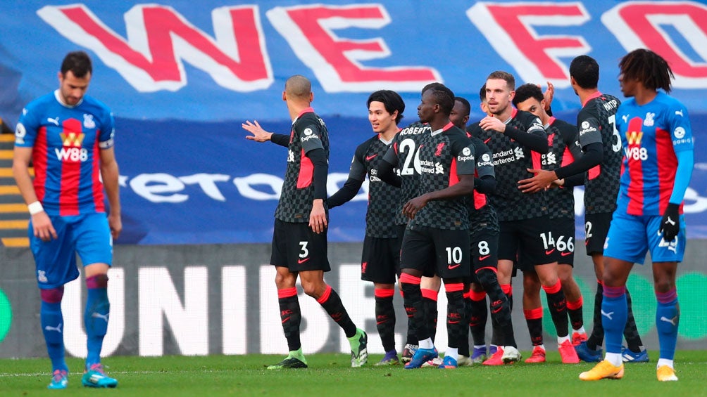 Jugadores del Liverpool festejan un gol ante Crystal Palace 