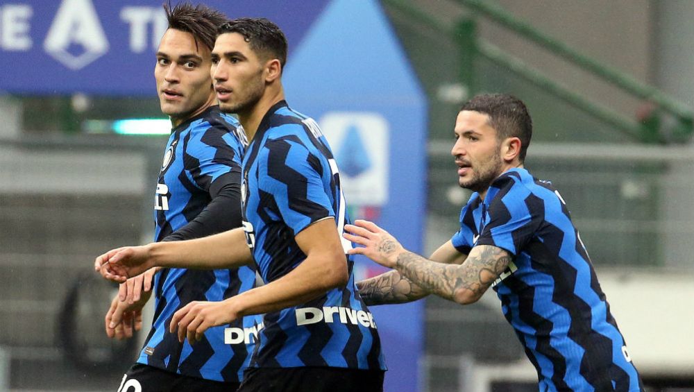 Jugadores del Inter festejando ante Spezia