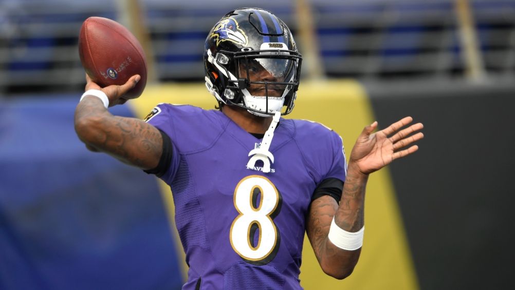 Lamar Jackson lanzando un pase