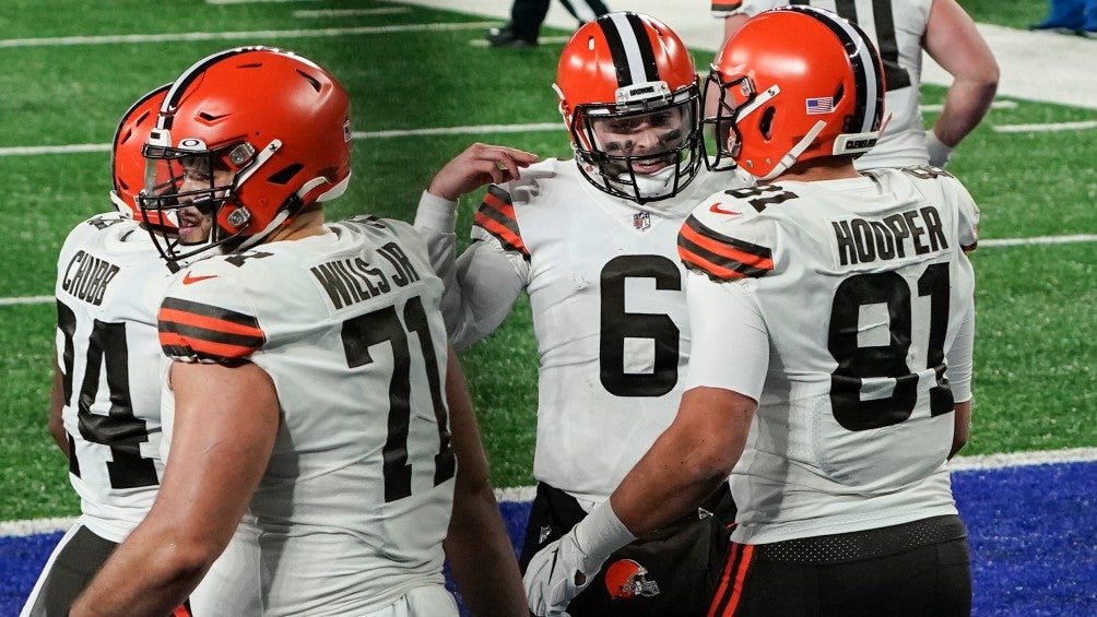 Jugadores de Cleveland celebran un TD