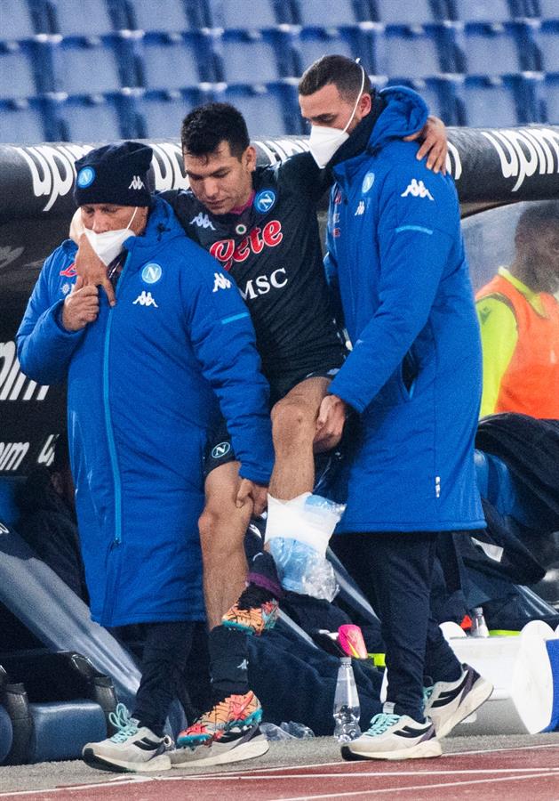 Chucky Lozano salió lesionado del partido