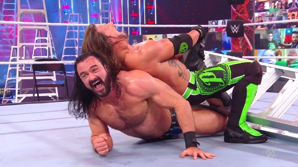 Drew McIntyre y AJ Styles en el combate