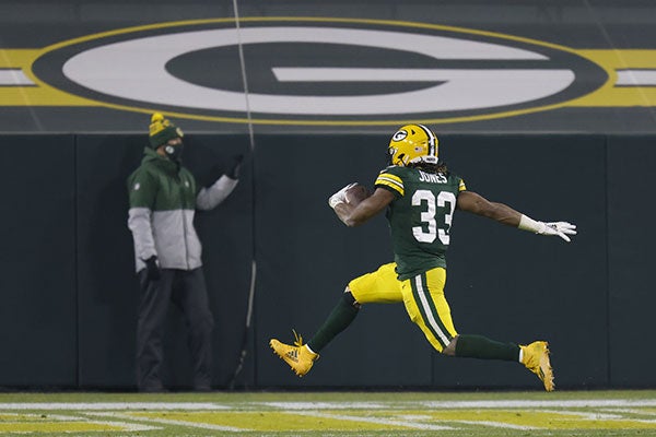 Aaron Jones llega a las diagonales para un TD