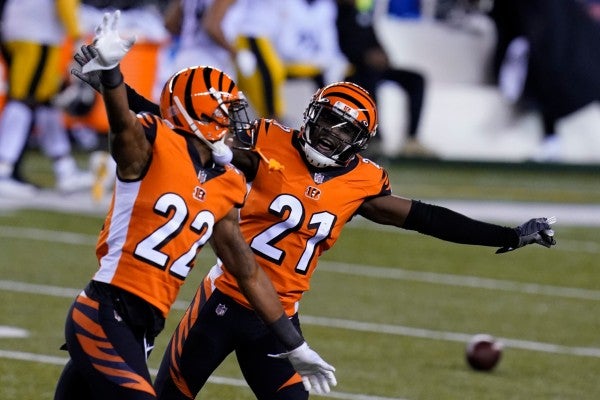 Jugadores de Bengals celebran tras la definición del partido