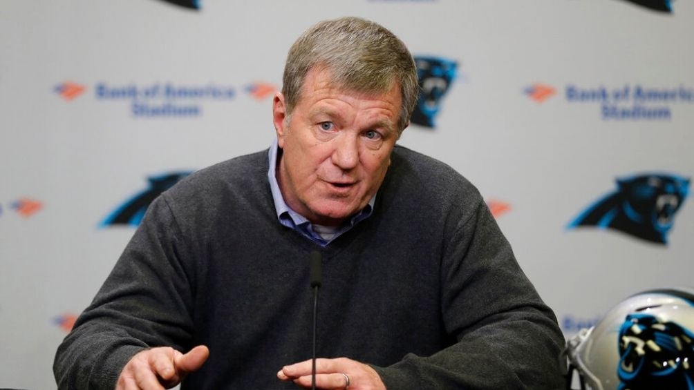 Marty Hurney en un una conferencia con Panthers 