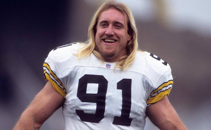 Kevin Greene en partido de la NFL