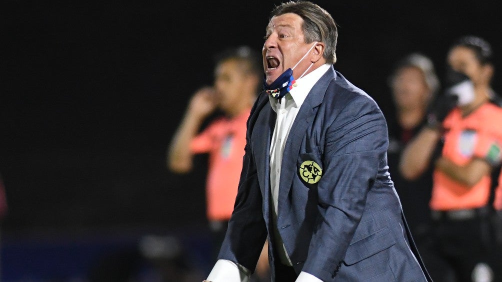 Miguel Herrera da indicaciones en un juego del América