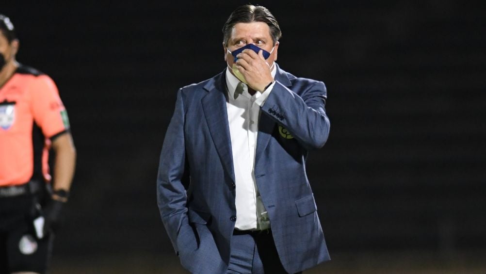 Miguel Herrera dirigiendo un partido del América